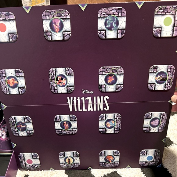 Disney Villains Labyrinth Board Game - Picture 4 of 6